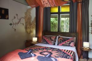 Postel nebo postele na pokoji v ubytování Quirky Woods - Glamping Cabins at Maketu