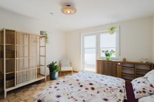 a bedroom with a bed and a window at FerienWohnenSieglinde in Weiden