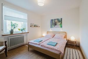 a bedroom with a bed and a window at FerienWohnenSieglinde in Weiden