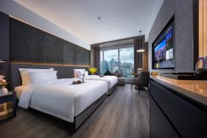 Postel nebo postele na pokoji v ubytování Mehood Elegant Hotel Guangzhou Ersha Island Pearl River Night Tour - Complimentary Shuttle Bus between hotel to Canton Fair Complex during Canton Fair