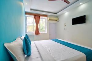 a bedroom with a large bed and a window at Candolim Beach Vaddo 15 in Calangute
