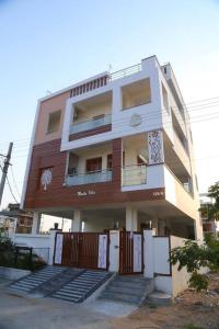 SecunderābādにあるBest place to chill in city! Beautiful 2 BHK Villa!の前にたくさんの階段がある高い建物