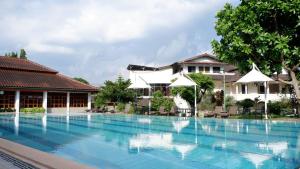 una grande piscina di fronte a un edificio di Front One Resort Magelang a Magelang