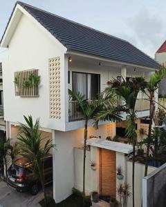 een huis met palmbomen ervoor bij Arthana Diamond in Nusa Dua +18 foto's