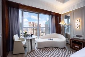 Postel nebo postele na pokoji v ubytování Mehood Elegant Hotel Guangzhou Ersha Island Pearl River Night Tour - Complimentary Shuttle Bus between hotel to Canton Fair Complex during Canton Fair