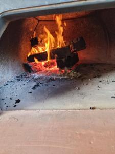 un fuoco sta uscendo dal forno di CASA DEL CANTA a Borgomale