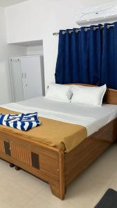 Postel nebo postele na pokoji v ubytování Madras Inn Nungambakam