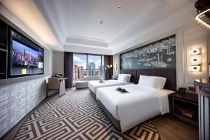 Postel nebo postele na pokoji v ubytování Mehood Elegant Hotel Guangzhou Ersha Island Pearl River Night Tour - Complimentary Shuttle Bus between hotel to Canton Fair Complex during Canton Fair