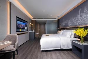 Postel nebo postele na pokoji v ubytování Mehood Elegant Hotel Guangzhou Ersha Island Pearl River Night Tour - Complimentary Shuttle Bus between hotel to Canton Fair Complex during Canton Fair