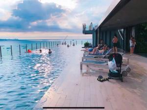 una piscina con gente en el agua en Central Pattaya, Sky Pool and Amazing Location, en Pattaya central