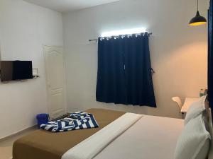Postel nebo postele na pokoji v ubytování Madras Inn Nungambakam