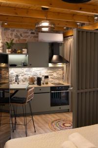 Stefanis Guest House II的厨房或小厨房