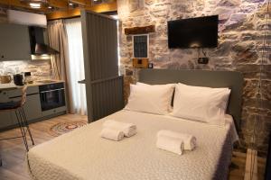 KrásionStefanis Guest House II的一间卧室，床上有一张带毛巾的床 更多26张照片