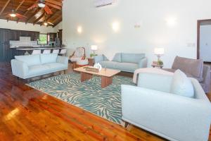 Khu vực ghế ngồi tại Coco View Canal lot 18 private home home
