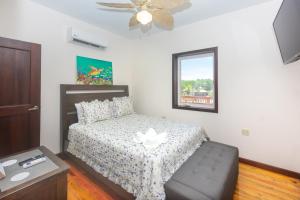 Giường trong phòng chung tại Coco View Canal lot 18 private home home