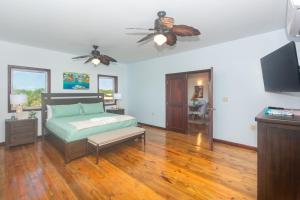 TV/trung tâm giải trí tại Coco View Canal lot 18 private home home