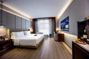 Postel nebo postele na pokoji v ubytování Mehood Elegant Hotel Guangzhou Ersha Island Pearl River Night Tour - Complimentary Shuttle Bus between hotel to Canton Fair Complex during Canton Fair