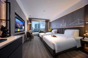 Postel nebo postele na pokoji v ubytování Mehood Elegant Hotel Guangzhou Ersha Island Pearl River Night Tour - Complimentary Shuttle Bus between hotel to Canton Fair Complex during Canton Fair