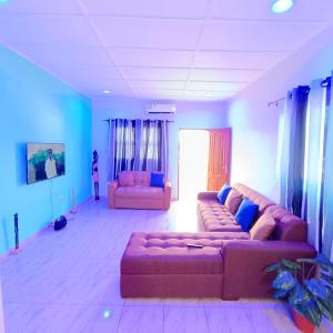 a living room with a couch and two chairs at Shopp Rooms in Atchati