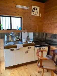 串本町にある紀州安兵衛のキッチン(シンク、コンロ、椅子付)