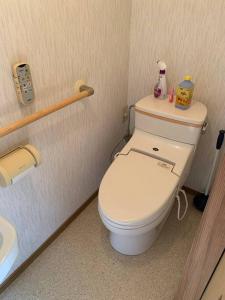 串本町にある紀州安兵衛の白いトイレと洗面台のあるバスルーム