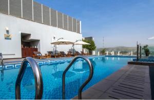Bazén v ubytování Dushanbe Serena Hotel nebo v jeho okolí