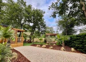 un jardín con patio y cenador en Mobilhome 6 couchages camping 4 étoiles, en La Hume 6 fotos más