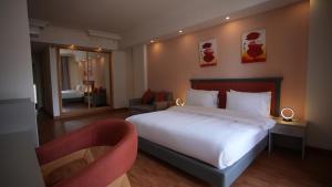 Ένα ή περισσότερα κρεβάτια σε δωμάτιο στο Manara Riva Suites