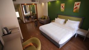 Ένα ή περισσότερα κρεβάτια σε δωμάτιο στο Manara Riva Suites