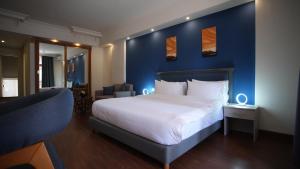 Postel nebo postele na pokoji v ubytování Manara Riva Suites + 37 fotografií