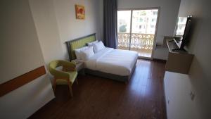 Ένα ή περισσότερα κρεβάτια σε δωμάτιο στο Manara Riva Suites