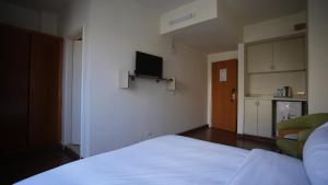 Ένα ή περισσότερα κρεβάτια σε δωμάτιο στο Manara Riva Suites