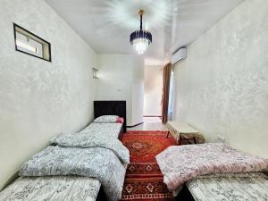 Postel nebo postele na pokoji v ubytování Rustam Family guest house Bukhara Old city