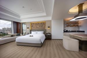 Postel nebo postele na pokoji v ubytování Mehood Elegant Hotel Guangzhou Ersha Island Pearl River Night Tour - Complimentary Shuttle Bus between hotel to Canton Fair Complex during Canton Fair