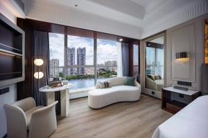 Postel nebo postele na pokoji v ubytování Mehood Elegant Hotel Guangzhou Ersha Island Pearl River Night Tour - Complimentary Shuttle Bus between hotel to Canton Fair Complex during Canton Fair