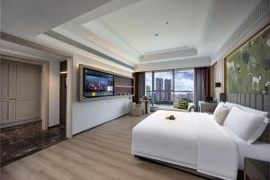 Postel nebo postele na pokoji v ubytování Mehood Elegant Hotel Guangzhou Ersha Island Pearl River Night Tour - Complimentary Shuttle Bus between hotel to Canton Fair Complex during Canton Fair