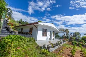 una pequeña casa blanca con macetas en Leisure Mount Villa, en Haputale 40 fotos más