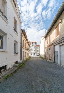 una strada vuota in un vicolo tra gli edifici di Le Vizier - Appartement design avec parking en centre ville a Vichy Altre 25 foto