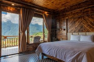Nespecifikovaný výhled na hory nebo výhled na hory při pohledu z hotelu