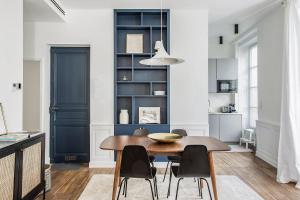 a dining room with a table and chairs at Appartement entier avec place de parking in Angoulême