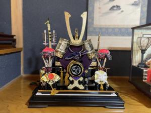 a table topped with a trophy on top of a table at 道後7分 - 松山城徒歩圏 - 南町駅2分 - 無料駐車場 - 一軒家貸切 - 最大11名 - スーパー徒歩3分 in Matsuyama +29 photos