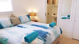 Ένα ή περισσότερα κρεβάτια σε δωμάτιο στο Direct Beachfront Paradise Retreat - The Coachhouse