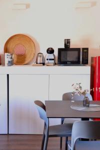 PompuにあるAffittacamere Casa del Paneのキッチン(テーブル、椅子、電子レンジ付) +8枚の写真