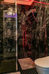 Koupelna v ubytování Motel1- A megfizethető luxus! + 37 fotografií