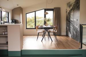 a kitchen and dining room with a table and chairs at Waterlinie Lodges in Utrecht