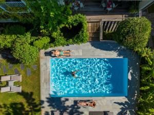 ストラスブールにあるHôtel Garrigae Villa La Florangerie - SPA & Piscineのスイミングプールの上から見える景色