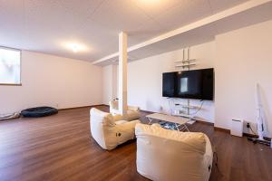 淡路市にあるRockstar Villa 尾崎浜STYLEのリビングルーム(白いソファ2台、薄型テレビ付)