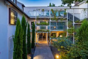 ストラスブールにあるHôtel Garrigae Villa La Florangerie - SPA & Piscineの植物のある建物の外観