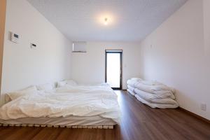 淡路市にあるRockstar Villa 尾崎浜STYLEの白い部屋(大型ベッド付)