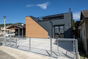 淡路市にあるRockstar Villa 尾崎浜STYLEの前に柵がある建物